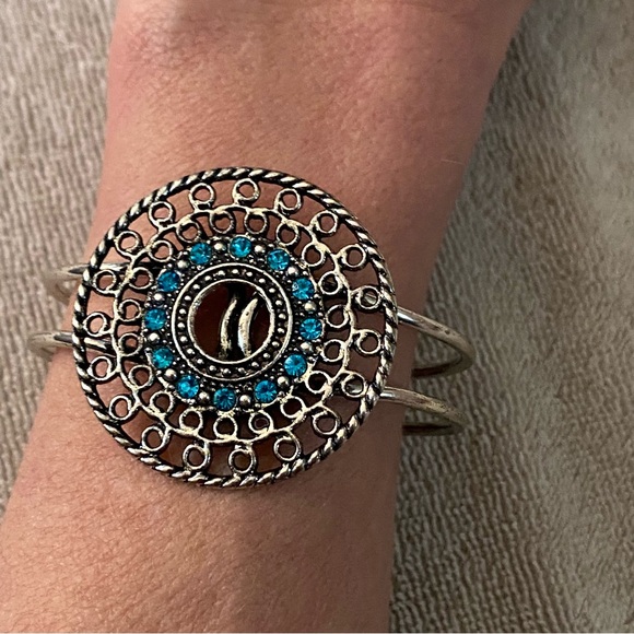 The Unbranded Brand Jewelry - 8,5” Cuff Bracelet Silver Tone Mandala Round Center With Blue Stones Boho